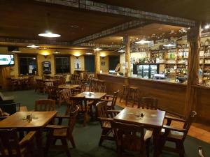 Area lounge atau bar di Punakaiki Rocks Hotel & Garden Bar