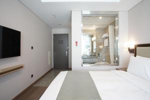 Postel nebo postele na pokoji v ubytování Stanford Hotel Busan