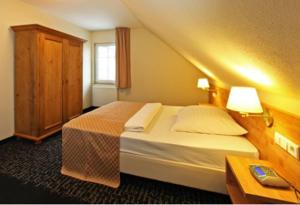 Ein Bett oder Betten in einem Zimmer der Unterkunft Hotel Restaurant Adler