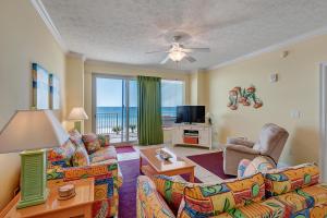 uma sala de estar com um sofá e cadeiras e uma televisão em Oceanfront Condo with Spacious Balcony - Unit 0306 em Panama City Beach