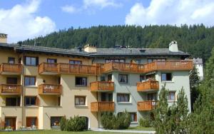 un edificio con balconi sul lato di Ludains 6 a Sankt Moritz