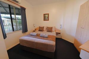a bedroom with a bed and a window at Lakeview Apartments in Kununurra +16 photos