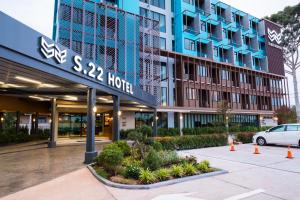 a building with a sign that reads the sigma hotel at S.22 Hotel Suratthani in Surat Thani