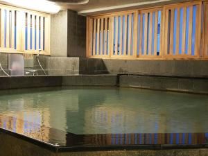 Atami Onsen Hotel Yume Iroha في أتامي: تجمع مياه وسط مطبخ