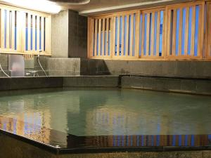 una piscina d'acqua al centro di una cucina di Atami Onsen Hotel Yume Iroha ad Atami