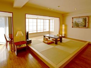 Rúm í herbergi á Atami Onsen Hotel Yume Iroha