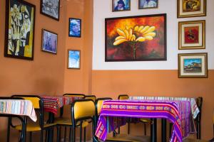 Area soggiorno di Dreamkapture Hostel close to the airport and bus terminal
