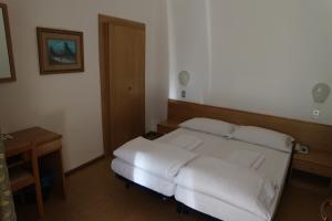 Postel nebo postele na pokoji v ubytování Hotel Modena old town