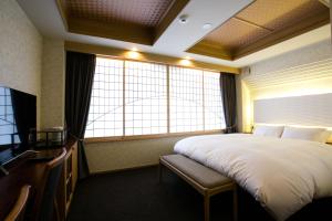 Rúm í herbergi á Kyoto Kamanza Hotel