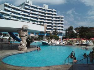 una piscina del complejo con un gran edificio en el fondo en Apartment in Trakia Plaza, en Sunny Beach