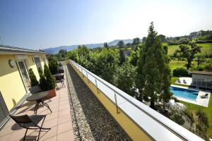 Bazén v ubytování Hotel Hirschen in Freiburg-Lehen nebo v jeho okolí