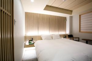 Rúm í herbergi á Kyoto Kamanza Hotel