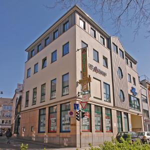 un edificio en la esquina de una calle en Hotel Aulmann, en Trier