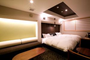 Rúm í herbergi á Kyoto Kamanza Hotel