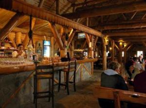 a bar in a restaurant with people sitting at it at Potargana Chałupa in Lubień Kujawski