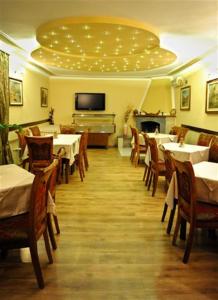 TV i/ili multimedijalni sistem u objektu Hotel Evropa