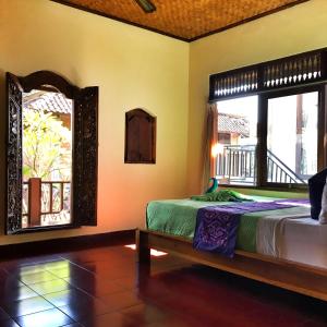 Ein Bett oder Betten in einem Zimmer der Unterkunft Merthayasa Bungalows