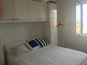 sypialnia z łóżkiem i kapeluszem na manekinie w obiekcie La Joya Sileno Beach w mieście Giardini Naxos