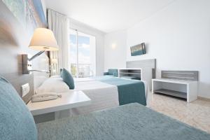Llit o llits en una habitació de azuLine Hoteles Mar Amantis & II