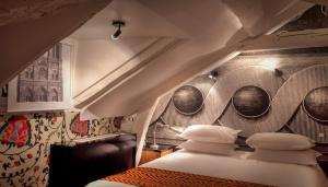 מיטה או מיטות בחדר ב-Hotel Le Notre Dame Saint Michel