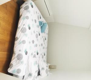 uma cama num quarto com um lençol e uma almofada em Les quais de Trouville em Trouville-sur-Mer