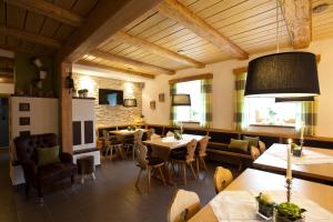 A restaurant or other place to eat at Pension Sommer