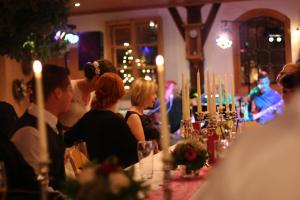 een groep mensen aan een tafel met kaarsen bij Pension Sommer in Waldsassen