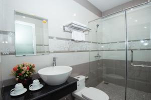 Bathroom sa An Bang Golden Beach Villa
