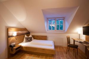 Posteľ alebo postele v izbe v ubytovaní Zum Fally - Landgasthof