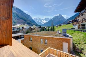 - un balcon offrant une vue sur les montagnes dans l'établissement Appartement Zentral de Luxe by A-Appartments, à Brand