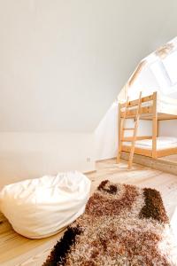 Appartement Zentral de Luxe by A-Appartments في براند: غرفة نوم مع سرير وسجادة على الأرض