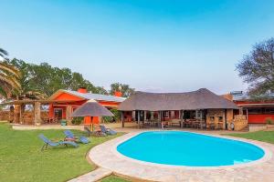 Swimmingpoolen hos eller tæt på Auas Safari Lodge