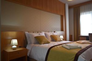莱什Hotel LISS 2的酒店客房,设有一张带大型床头板的床