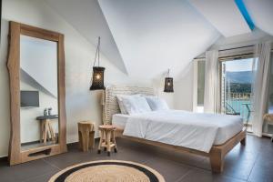 Tempat tidur dalam kamar di Argostoli Marina Suites
