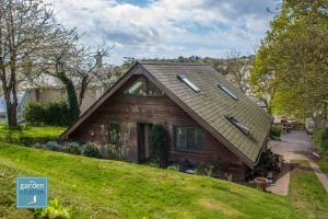 a small house on a grassy hill at The Garden Studios in Budleigh Salterton