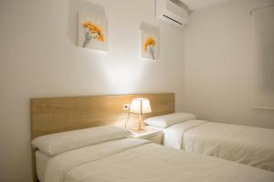 Een bed of bedden in een kamer bij El Pinet Beach Apartment