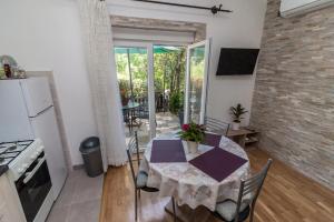 Il comprend une cuisine et une salle à manger avec une table et des chaises. dans l'établissement Apartment Laurel, à Rijeka