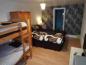 Cama ou camas em um quarto em Travellers Rest Motel