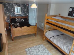 Cama ou camas em um quarto em Travellers Rest Motel