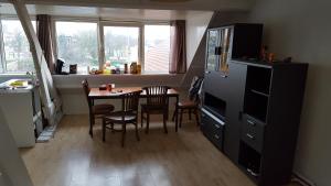 a kitchen with a table and chairs and a window at Peterson's Rooms & Rentals in Eindhoven