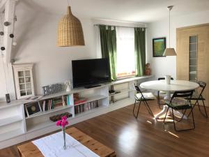 Telewizja i/lub zestaw kina domowego w obiekcie Nad Potokiem