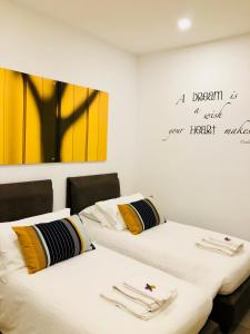 A bed or beds in a room at CIVICO 7 Holiday Rooms