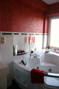 ein Badezimmer mit einer großen Badewanne und einem Waschbecken in der Unterkunft Fördefarm Natura in Westerholz