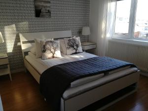 En eller flere senge i et værelse på Hotell Björnidet