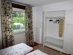 a bedroom with a bed and a window with curtains at Schwalbennest in Geesthacht