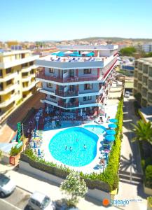 Bazén v ubytování Hotel Soleado nebo v jeho okolí