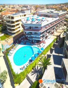 Bazén v ubytování Hotel Soleado nebo v jeho okolí + 23 fotografií