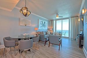 uma sala de estar com uma mesa e cadeiras e um sofá em Lighthouse 714 em Gulf Shores