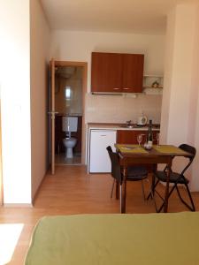 Apartmani Kljunak في زاتون: مطبخ وغرفة طعام مع طاولة وكراسي