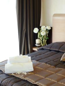 uma cama com duas toalhas em cima em EH Rome Airport Euro House Hotels em Fiumicino